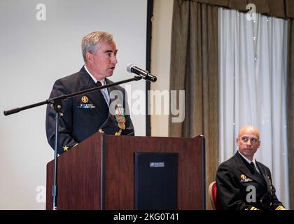 Capt. Brian Hogan, commodore, Submarine Squadron Eight, hält Bemerkungen während einer Befehlswechselzeremonie für das Los Angeles-Klasse-Angriffs-U-Boot USS Boise (SSN 764) an Bord der Naval Station Norfolk, 21. Oktober 2022. Während der Zeremonie, Cmdr. Christopher Holland entlastete Cmdr. Jonathan Cantor als kommandierender Offizier von Boise. Stockfoto