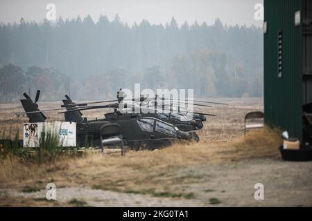 Soldaten, die 1-229 Angriffsbataillon, 16. Combat Aviation Brigade zugeordnet sind, tanken, rüsten auf und reparieren AH-64E Apache-Angriffshubschrauber und andere Fahrzeuge am Vorwärts-Bewaffnungs- und Betankungspunkt auf der Joint Base Lewis-McChord, Washington, 20. Oktober 2022. Stockfoto