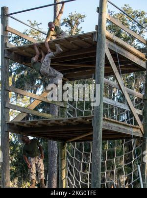 Recruits with Oscar Company, 4. Recruit Training Bataillon, manövrieren auf dem Vertrauenskurs an Bord des Marine Corps Recruit Depot Parris Island, S.C., 20. Oktober 2022. Der Vertrauenskurs besteht aus verschiedenen Hindernissen, die Rekruten sowohl körperlich als auch geistig herausfordert. Stockfoto