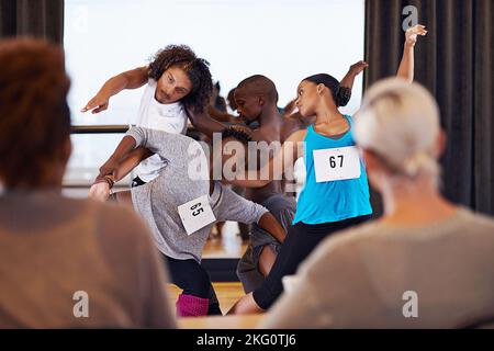 Eine Gruppe junger Tänzer, die während eines Tanzvorspiels vor den Richtern auftreten. Stockfoto