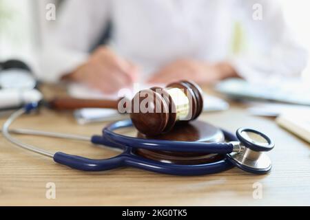 Richter Hammer und Arzt Stethoskop auf Schreibtisch Stockfoto