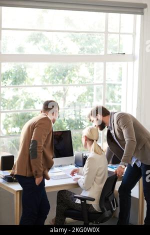 Teamarbeit und Kreativität. Eine Gruppe kreativer Profis, die in einem Büro arbeiten. Stockfoto