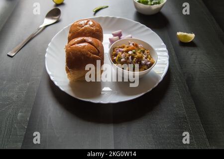 Indisches Street Food pav Bhaji serviert in einer Schüssel. Stockfoto