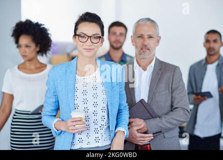 Vielfältige Profis. Porträt einer vielfältigen Gruppe von Geschäftsleuten, die in einem Büro stehen. Stockfoto