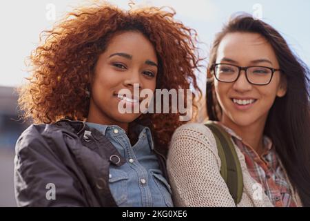 Der bessere Teil des Lebens besteht aus Freundschaft. Freundinnen, die sich auf dem Campus verbinden. Stockfoto