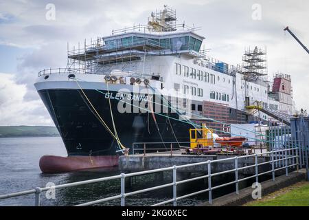 Datei-Foto vom 10/05/22 der unfertigen Fähre Glen Sannox Caledonian MacBrayne in der Ferguson Marine Werft in Port Glasgow, Inverclyde. Die schottischen Konservativen haben wiederholt gefordert, dass eine öffentliche Untersuchung des Fiaskos der CalMac-Fähren durchgeführt werden soll, was fünf Jahre nach der „Markteinführung“ eines der Schiffe durch die erste Ministerin Nicola Sturgeon den Appell dazu brachte. Ausgabedatum: Montag, 21. November 2022. Stockfoto