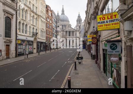 Aktenfoto vom 08/01/21 von „To Let“-Schildern vor Büros am Ludgate Hill, in der Nähe der St Paul's Cathedral, im Zentrum von London. Rund 1,8 Millionen Quadratmeter Bürofläche wurden im vergangenen Jahr in Großbritannien nicht mehr genutzt, so eine neue Studie der Anwaltskanzlei Boodle Hatfield. Der Schritt, der 248 Fußballfeldern entspricht, war wahrscheinlich auf die Veränderungen der Arbeitsmuster seit der Pandemie zurückzuführen - mit der Umstellung auf Hybrid Working. Ausgabedatum: Montag, 21. November 2022. Stockfoto