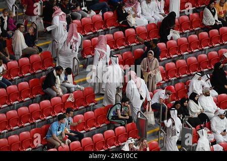 Al Chaur, Katar. 20.. November 2022. Fußball, Weltmeisterschaft 2022 in Katar, Katar - Ecuador, Vorrunde, Gruppe A, Matchday 1, Beim Eröffnungsspiel im Al-Bait Stadium verlassen die Zuschauer das Stadion vor dem Ende des Spiels. Kredit: Robert Michael/dpa/Alamy Live Nachrichten Stockfoto