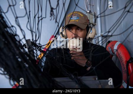 221020-N-NO874-1068 NORFOLK, VA. (Okt 20, 2022) der Airman Damyan Mendoza aus Santa Clara, Kalifornien, kommuniziert mit dem Pilothaus auf einem Wetterdeck an Bord des Flugzeugträgers USS Harry S. Truman (CVN 75) der Nimitz-Klasse, 20. Oktober 2022. Truman ist das Flaggschiff der Harry S. Truman Carrier Strike Group und befindet sich derzeit im Hafen der Naval Station Norfolk. Stockfoto