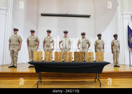 YOKOSUKA, Japan (Okt 21, 2022) Sieben neue Chief Petty Officers (CPO) stehen während der Pinning Ceremony des Chief Petty Officers FY23 für den Kommandanten der Submarine Group 7, das Verteidigungsdienstbüro Pacific und den Kommandanten der Naval Forces Japan (CNFJ) im CNFJ-Auditorium an Bord von Fleet Activities Yokosuka, 21. Oktober 2022, zur Verfügung. Jeder Sailor hatte seine Anker festgesteckt und die CPO-Abdeckungen zum ersten Mal vor seinen Kollegen CPOs, der Befehlsführung, der Familie und Freunden aufgesetzt. Stockfoto