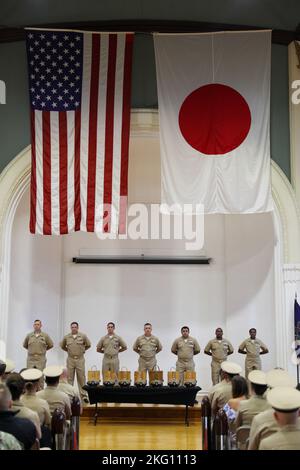 YOKOSUKA, Japan (Okt 21, 2022) der Chief Petty Officer wählt während der Pinning Ceremony FY23 des Chief Petty Officers (CPO) für den Kommandanten, die U-Boot-Gruppe 7, das Verteidigungsdienstbüro Pacific und den Kommandanten der Naval Forces Japan (CNFJ), die im CNFJ-Auditorium an Bord von Fleet Activities Yokosuka abgehalten wurde, 21. Oktober 2022. Sieben ausgewählte Chief Petty Officer wurden während der Zeremonie zum Chief Petty Officer befördert. Jeder Sailor hatte seine Anker festgesteckt und die CPO-Abdeckungen zum ersten Mal vor seinen Kollegen CPOs, der Befehlsführung, der Familie und Freunden aufgesetzt. Stockfoto