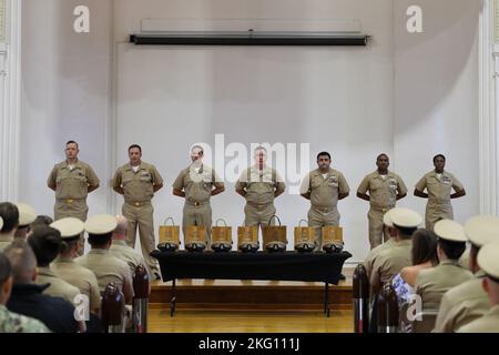 YOKOSUKA, Japan (Okt 21, 2022) der Chief Petty Officer wählt während der Pinning Ceremony FY23 des Chief Petty Officers (CPO) für den Kommandanten, die U-Boot-Gruppe 7, das Verteidigungsdienstbüro Pacific und den Kommandanten der Naval Forces Japan (CNFJ), die im CNFJ-Auditorium an Bord von Fleet Activities Yokosuka abgehalten wurde, 21. Oktober 2022. Sieben ausgewählte Chief Petty Officer wurden während der Zeremonie zum Chief Petty Officer befördert. Jeder Sailor hatte seine Anker festgesteckt und die CPO-Abdeckungen zum ersten Mal vor seinen Kollegen CPOs, der Befehlsführung, der Familie und Freunden aufgesetzt. Stockfoto