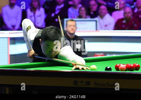 York, Großbritannien. 20.. November 2022. Ding Junhui aus China tritt beim Finalspiel gegen Mark Allen aus Nordirland am 20. November 2022 bei der UK Snooker Championship 2022 in York, Großbritannien, an. Quelle: Zhai Zheng/Xinhua/Alamy Live News Stockfoto