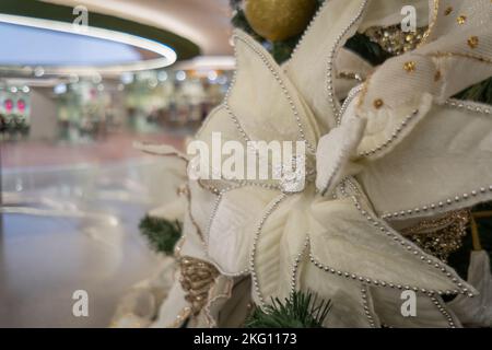 Einkaufszentrum in weihnachtlicher Dekoration, unfokussiere Geschäfte im Hintergrund. Auckland. Stockfoto