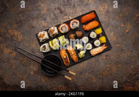 Japanisches Speisekonzept. Sushi-Menü auf grunge-Hintergrund Stockfoto
