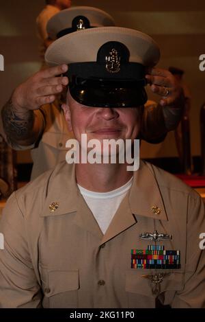 YOKOSUKA, Japan (Okt 21, 2022) – der Chief Information Communications Technician Alan Snowden, der an die Naval Computer and Telecommunications Station Far East angeschlossen ist, erhält seine Kombideckung während einer Pinning-Zeremonie des Chief Petty Officers im Fleet Theatre an Bord des Commanders, Fleet Activities Yokosuka (CFAY). Achtzehn Matrosen von CFAY und Pächterkommandos wurden während der Zeremonie in den Rang eines Chief Petty Officers befördert. Seit mehr als 75 Jahren bietet, pflegt und betreibt CFAY Basiseinrichtungen und -Dienste zur Unterstützung der forward-deployed Marineeinheiten der US-7.-Flotte, te Stockfoto