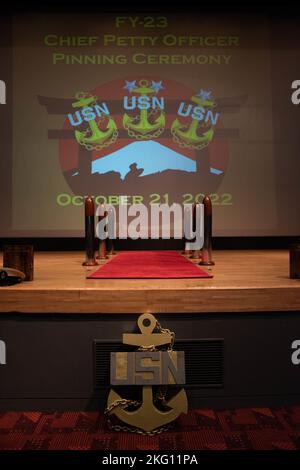 YOKOSUKA, JAPAN (Okt 21, 2022) – die Bühne, dekoriert und bereit für die 2023 Chief Pinning Zeremonie an Bord des Fleet Theatre Commander, Fleet Activities Yokosuka (CFAY). Achtzehn Matrosen von CFAY und Pächterkommandos wurden während der Zeremonie in den Rang eines Chief Petty Officers befördert. Seit mehr als 75 Jahren stellt, pflegt und betreibt CFAY Basiseinrichtungen und -Dienste zur Unterstützung der vorbereitenden Seestreitkräfte der US-7.-Flotte, der Mieterkommandos und Tausender militärischer und ziviler Mitarbeiter sowie ihrer Familien. Stockfoto