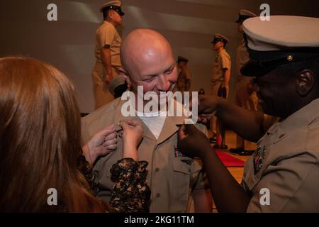 YOKOSUKA, Japan (Okt 21, 2022) – der Chief Information Communications Technician Alan Snowden, der an die Naval Computer and Telecommunications Station Far East angeschlossen ist, wird während einer Pinning-Zeremonie des Chief Petty Officers im Fleet Theatre an Bord des Commander, Fleet Activities Yokosuka (CFAY), an den Rang eines Chief Petty Officers gebunden. Achtzehn Matrosen von CFAY und Pächterkommandos wurden während der Zeremonie in den Rang eines Chief Petty Officers befördert. Seit mehr als 75 Jahren bietet, pflegt und betreibt CFAY Basiseinrichtungen und -Dienste zur Unterstützung des vorausschauenden Navigationssystems der US-7.-Flotte Stockfoto