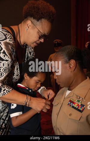 YOKOSUKA, Japan (Okt 21, 2022) – Chief Hospital Corpsman Shanice Teal wird während einer Pinning-Zeremonie des Chief Petty Officers im Fleet Theatre an Bord des Commander, Fleet Activities Yokosuka (CFAY), an den Rang eines Chief Petty Officers festgemacht. Achtzehn Matrosen von CFAY und Pächterkommandos wurden während der Zeremonie in den Rang eines Chief Petty Officers befördert. Seit mehr als 75 Jahren stellt, pflegt und betreibt CFAY Basiseinrichtungen und -Dienste zur Unterstützung der vorbereitenden Seestreitkräfte der US-7.-Flotte, der Pächter-Kommandos und tausender militärischer und ziviler Mitarbeiter sowie deren f Stockfoto