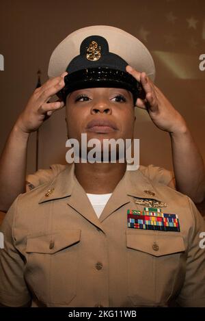 YOKOSUKA, Japan (Okt 21, 2022) – Corpsman Shanice Teal, Chief Hospital, erhält ihre Kombinationshülle während einer Pinning-Zeremonie des Chief Petty Officers, die im Fleet Theatre an Bord von CFAY veranstaltet wird. Achtzehn Matrosen von CFAY und Pächterkommandos wurden während der Zeremonie in den Rang eines Chief Petty Officers befördert. Seit mehr als 75 Jahren stellt, pflegt und betreibt CFAY Basiseinrichtungen und -Dienste zur Unterstützung der vorbereitenden Seestreitkräfte der US-7.-Flotte, der Mieterkommandos und Tausender militärischer und ziviler Mitarbeiter sowie ihrer Familien. Stockfoto