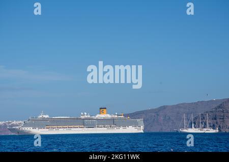 Fira santorini Griechenland -28. September 2022: Kreuzfahrtschiff Costa Deliziosa von Costa Cruises in Fira Stockfoto