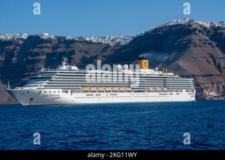 Fira santorini Griechenland -28. September 2022: Kreuzfahrtschiff Costa Deliziosa von Costa Cruises mit Fira im Hintergrund Stockfoto