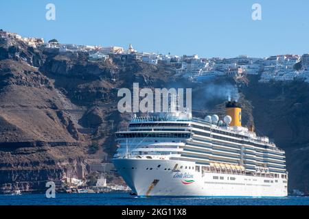 Fira santorini Griechenland -28. September 2022: Kreuzfahrtschiff Costa Deliziosa von Costa Kreuzfahrten nach vorne mit Fira im Hintergrund auf den Klippen Stockfoto