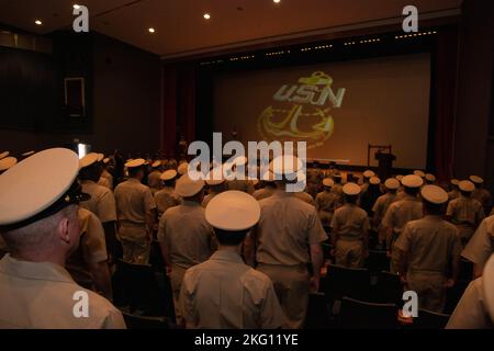 YOKOSUKA, Japan (Okt 21, 2022) – die Chefs an Bord des Kommandanten, Fleet Activities Yokosuka (CFAY) sind während einer Pinning-Zeremonie des Chief Petty Officers im Fleet Theatre an Bord des CFAY aufmerksam. Achtzehn Matrosen von CFAY und Pächterkommandos wurden während der Zeremonie in den Rang eines Chief Petty Officers befördert. Seit mehr als 75 Jahren stellt, pflegt und betreibt CFAY Basiseinrichtungen und -Dienste zur Unterstützung der vorbereitenden Seestreitkräfte der US-7.-Flotte, der Mieterkommandos und Tausender militärischer und ziviler Mitarbeiter sowie ihrer Familien. Stockfoto