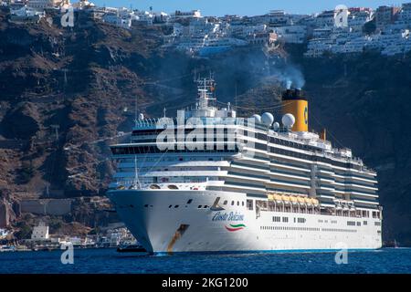 Fira santorini Griechenland -28. September 2022: Kreuzfahrtschiff Costa Deliziosa von Costa Kreuzfahrten nach vorne mit Fira im Hintergrund auf den Klippen Stockfoto