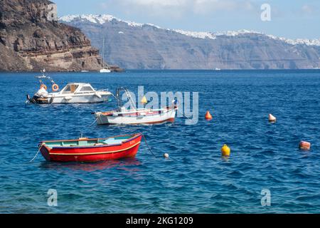 Fira santorini Griechenland -28. September 2022: Kleine Boote mit Fira im Hintergrund Stockfoto