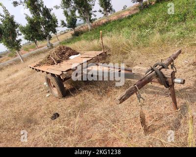 Ein indischer Bullockenwagen aus Holz ist von links auf einer Farm zu sehen. Stockfoto