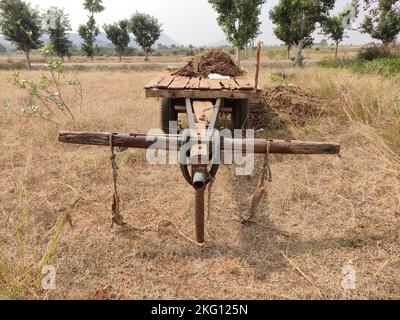 Ein indischer Bullockenwagen aus Holz ist von links auf einer Farm zu sehen. Stockfoto