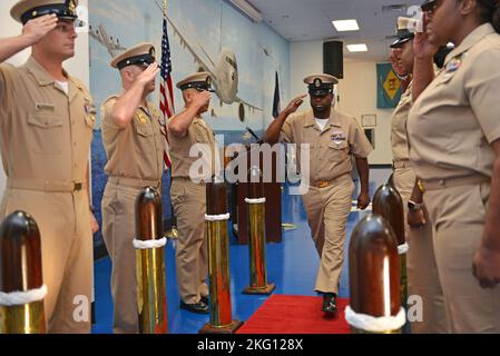 JACKSONVILLE, Florida (Okt. 21, 2022) - der Chief Operations Specialist Byron Harris wird zum ersten Mal während einer CPO-Pinning-Zeremonie im Naval Air Station Jacksonville, 21. Oktober 2022, als leitender Kleinoffizier an Bord geführt. Navy Region Southeast ist die größte Küstenverwaltungsregion innerhalb der US Navy und bietet Unterstützung für 18 Anlagen im Südosten der Vereinigten Staaten. Stockfoto