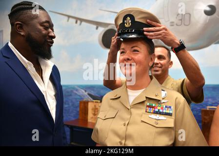 JACKSONVILLE, Florida (Okt. 21, 2022) - Chief Navy Counselor Abbie Talley dons ihre Chief Petty Officer Abdeckung während einer CPO Pinning Zeremonie im Naval Air Station Jacksonville, 21. Oktober 2022. Navy Region Southeast ist die größte Küstenverwaltungsregion innerhalb der US Navy und bietet Unterstützung für 18 Anlagen im Südosten der Vereinigten Staaten. Stockfoto