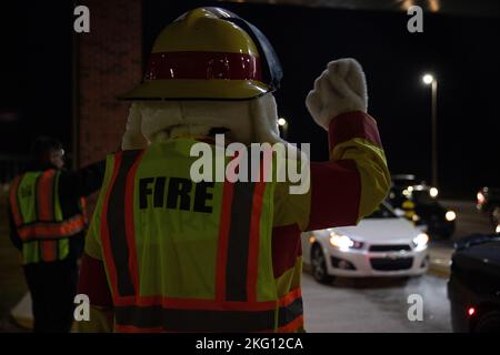 Sparky der Feuerhund, Maskottchen für Marine Corps Base Camp Lejeune und Marine Corps Air Station (MCAS) New River Fire and Emergency Services Division, winkt Besuchern, die sich dem Haupttor am MCAS New River in Jacksonville, North Carolina nähern, 21. Oktober 2022. Der Monat Brandschutz vermittelt Brandschutz, Vorsichtsmaßnahmen und Bewusstsein und hebt das diesjährige Thema „das Feuer wird nicht warten, planen Sie Ihre Flucht“ hervor. Fire Prevention Month,MCAS New River,MCIEAST,Sparky the Fire Dog,Sicherheit, Stockfoto