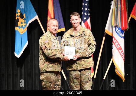 Der Generalmajor Anthony R. Hale, Fort Huachuca und der Generalkommandant der USACoE, präsentiert eine Sternnote an Drill Sgt. Kevin Wilkinson vom Militärnachmittlungs-Bataillon 305., Gewinner des US-amerikanischen Wettkampfes „Drill Sergeant of the Year“ im Jahr 2022 und Vizemeister beim TRADOC-Wettstreit „Drill Sergeant Competition“ im Jahr 2022. Stockfoto