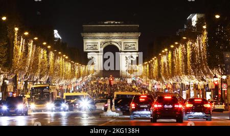 Paris, Frankreich. 20.. November 2022. Die Champs-Elysees werden von Weihnachtslichtern in Paris, Frankreich, am 20. November 2022 beleuchtet. Hier fand am Sonntag die jährliche Weihnachtsbeleuchtung statt. Die Lichter auf der berühmten Allee werden zu einer früheren Zeit von 11:45 Uhr statt 2:00 Uhr ausgeschaltet und dauern bis zum 2. Januar 2023, eine Woche früher als üblich, um Energie zu sparen. Kredit: Gao Jing/Xinhua/Alamy Live Nachrichten Stockfoto