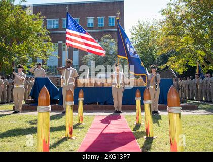 NORFOLK (Okt 21, 2022) der CPO Color Guard von NSA Hampton Roads präsentiert während der Nationalhymne bei einer Beförderung des Chief Petty Officers im POW/MIA Park auf der Naval Support Activity Hampton Roads am 21. Oktober 2022 Farben. Die Zeremonie war der Höhepunkt einer sechswöchigen Schulungszeit, in der hochrangige Führungskräfte die Wahlberechtigten mit unzähligen Herausforderungen vertraut gemacht haben, die darauf ausgelegt sind, ihre Führungsqualitäten zu stärken und ein besseres Verständnis dafür zu vermitteln, was es bedeutet, der Chef zu sein. Stockfoto