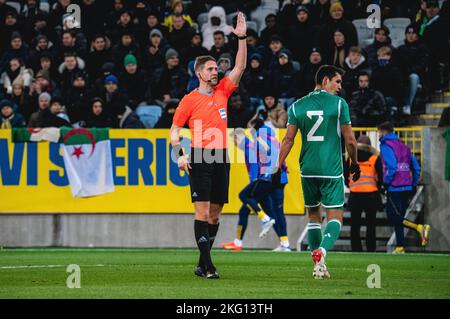 Malmoe, Schweden. 19., November 2022. Schiedsrichter Espen Eskaas gesehen während der Fußball-Freundschaften zwischen Schweden und Algerien im Eleda Stadion in Malmoe. (Foto: Gonzales Photo - Joe Miller). Stockfoto