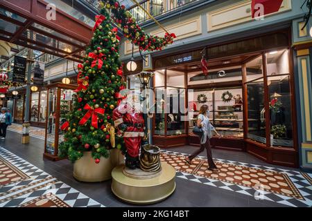 Adelaide, Australien. 21. November 2022. Die Arkade von Adelaide ist mit einem weihnachtsbaum und dem Weihnachtsmann geschmückt. Kredit: amer ghazzal/Alamy Live Nachrichten Stockfoto