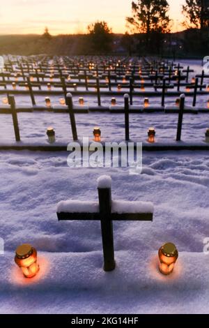 Kreuze und Kerzen auf Gräbern von Soldaten, die in Finnlands Kriegen am frühen Weihnachtsmorgen im finnischen Salo gefallen sind. Stockfoto