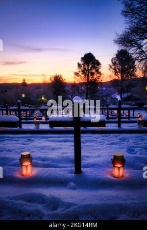 Kreuze und Kerzen auf Gräbern von Soldaten, die in Finnlands Kriegen am frühen Weihnachtsmorgen im finnischen Salo gefallen sind. Stockfoto