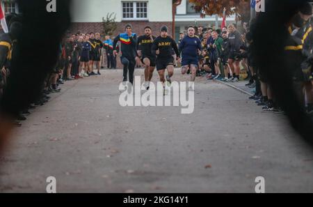 NATO verstärkt Vorwärtspräsenz Soldaten der Kampfgruppe Polen, die dem Bataillon 3., dem Kavallerieregiment 8., dem Kampfteam der Panzerbrigade 3., der Kavalleriedivision 1. (3-1 ABCT) und den Soldaten der britischen Armee, die den Royal Lancers, der Truppe des Fürsten der Whales, zugewiesen wurden, zugewiesen wurden, Und die rumänischen Sky Guardians nahmen an einem körperlichen Fitness-Wettbewerb für Moral und verbesserte Interoperabilität zwischen den alliierten Nationen Teil, den das Vereinigte Königreich am 21. Oktober 2022 in Bemowo Pikie, Polen, gewann. Die 3-1 ABCT ist unter anderem der 1. Infantry Division zugeordnet und arbeitet stolz mit NATO-Verbündeten zusammen Stockfoto