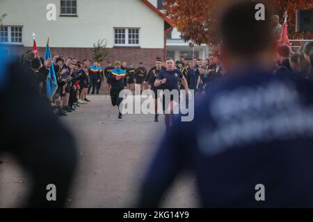 NATO verstärkt Vorwärtspräsenz Soldaten der Kampfgruppe Polen, die dem Bataillon 3., dem Kavallerieregiment 8., dem Kampfteam der Panzerbrigade 3., der Kavalleriedivision 1. (3-1 ABCT) und den Soldaten der britischen Armee, die den Royal Lancers, der Truppe des Fürsten der Whales, zugewiesen wurden, zugewiesen wurden, Und die rumänischen Sky Guardians nahmen an einem körperlichen Fitness-Wettbewerb für Moral und verbesserte Interoperabilität zwischen den alliierten Nationen Teil, den das Vereinigte Königreich am 21. Oktober 2022 in Bemowo Pikie, Polen, gewann. Die 3-1 ABCT ist unter anderem der 1. Infantry Division zugeordnet und arbeitet stolz mit NATO-Verbündeten zusammen Stockfoto