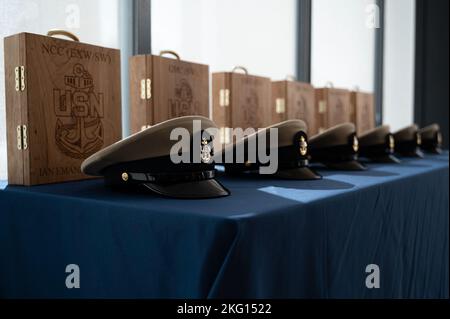 ST. LOUIS (Okt 21, 2022) Chief Petty Officer (CPO) Combination Covers and vessels line a table during a Navy Talent Acquisition Group (NTAG) Mid America CPO Pinning Ceremony, 21. Oktober 2022. NTAG Mid America, Teil des Navy Recruiting Command, rekrutiert die nächste Generation von Navy-Seeleuten in Gebieten, die Missouri, Kansas, Zentral- und SüdIllinois und einen Teil von Kentucky umfassen. Stockfoto