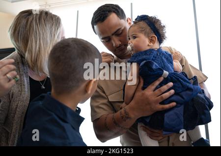 ST. LOUIS (Okt 21, 2022) der Chief Gas Turbine Systems Technician (Electrical) Marcus Jones, der der Navy Talent Acquisition Group (NTAG) Mid America zugewiesen wurde, hat während einer CPO-Pinning-Zeremonie am 21. Oktober 2022 von seiner Familie Anker an seinem Kragen platziert. NTAG Mid America, Teil des Navy Recruiting Command, rekrutiert die nächste Generation von Navy-Seeleuten in Gebieten, die Missouri, Kansas, Zentral- und SüdIllinois und einen Teil von Kentucky umfassen. Stockfoto