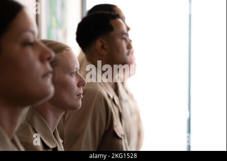 ST. LOUIS (Okt 21, 2022) erstklassige Kleinoffiziere, die der Navy Talent Acquisition Group (NTAG) Mittelamerika zugewiesen wurden, stehen in Formation, bevor sie während einer CPO-Pinning-Zeremonie am 21. Oktober 2022 an den Chief Petty Officer (CPO) fixiert wurden. NTAG Mid America, Teil des Navy Recruiting Command, rekrutiert die nächste Generation von Navy-Seeleuten in Gebieten, die Missouri, Kansas, Zentral- und SüdIllinois und einen Teil von Kentucky umfassen. Stockfoto