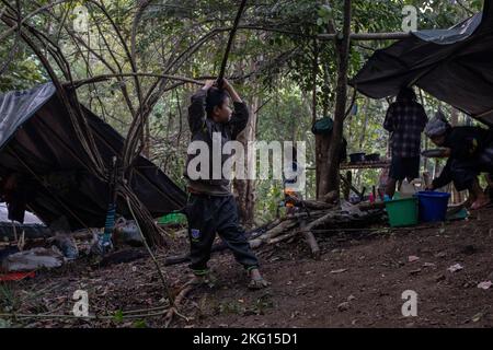 Eine Binnenvertriebene Familie ist vor kurzem nach einem fünftägigen Spaziergang in einem bewaldeten Gebiet in der Nähe der Grenze zu Thailand, Myanmar, in Sicherheit gekommen. Stockfoto