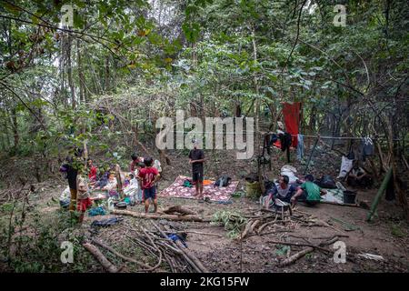 Eine Binnenvertriebene Familie ist vor kurzem nach einem fünftägigen Spaziergang in einem bewaldeten Gebiet nahe der Grenze zu Thailand in Myanmar, Asien, in Sicherheit gekommen. Stockfoto