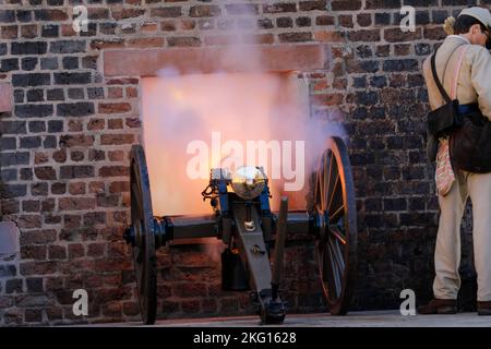 Mitglieder des Direktorats für Pläne, Schulung, Mobilisierung und Sicherheit aus Fort Stewart nehmen an einer Schussdemonstration von M1841 Mountain Howitzer Cannon während einer Mitarbeiterfahrt und einer Schlachtfeldtour im Old Fort Jackson in Savannah, Georgia, am 21. Oktober 2022 Teil. Das alte Fort Jackson wurde 1976 als Museum wiedereröffnet, das der pädagogischen Programmierung und Militärgeschichte gewidmet ist. Jedes Jahr besuchen Zehntausende von Gästen die Festung, um einen Einblick in ein Stück Savannahs Militärgeschichte zu erhalten. (Foto der US-Armee von SPC, Michael Udejiofor 50. Public Affairs Detachment) Stockfoto